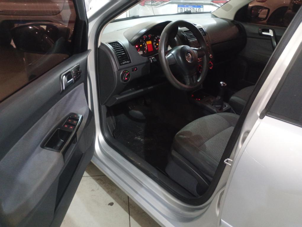 VOLKSWAGEN Polo Sedan - Miniatura