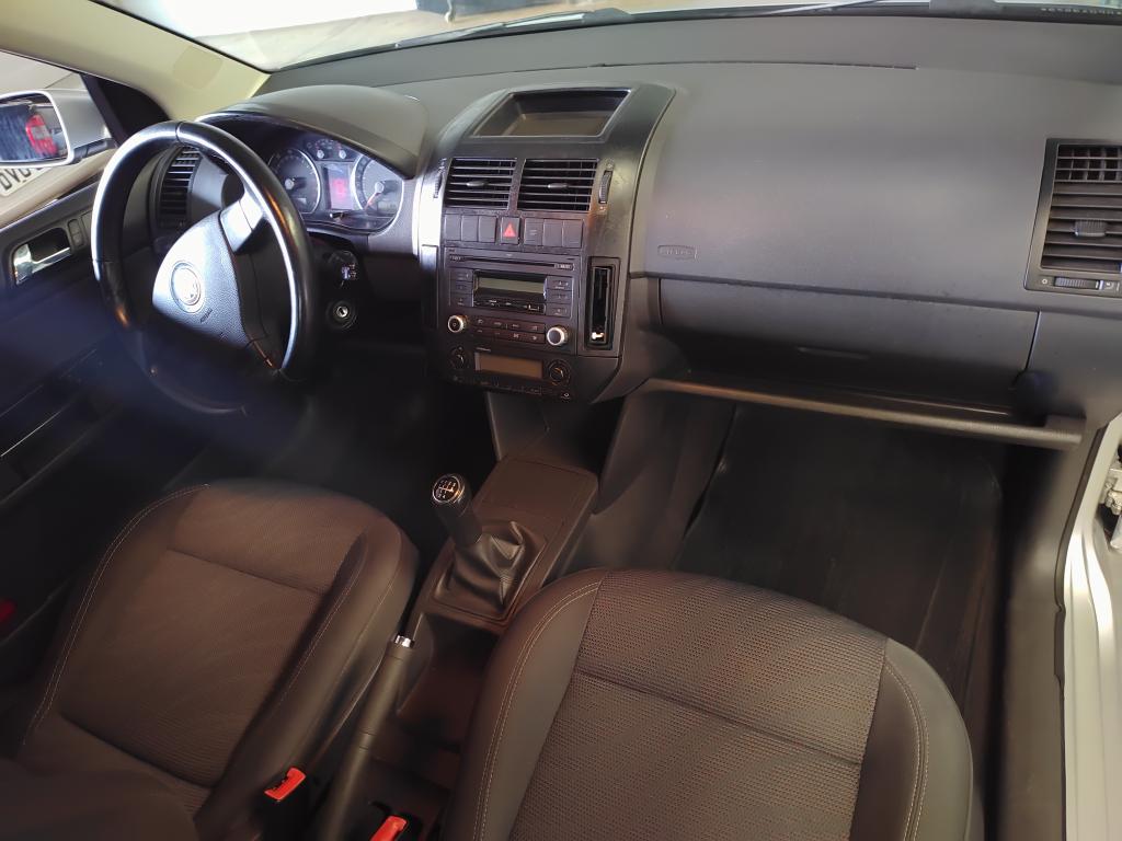 VOLKSWAGEN Polo Sedan - Foto