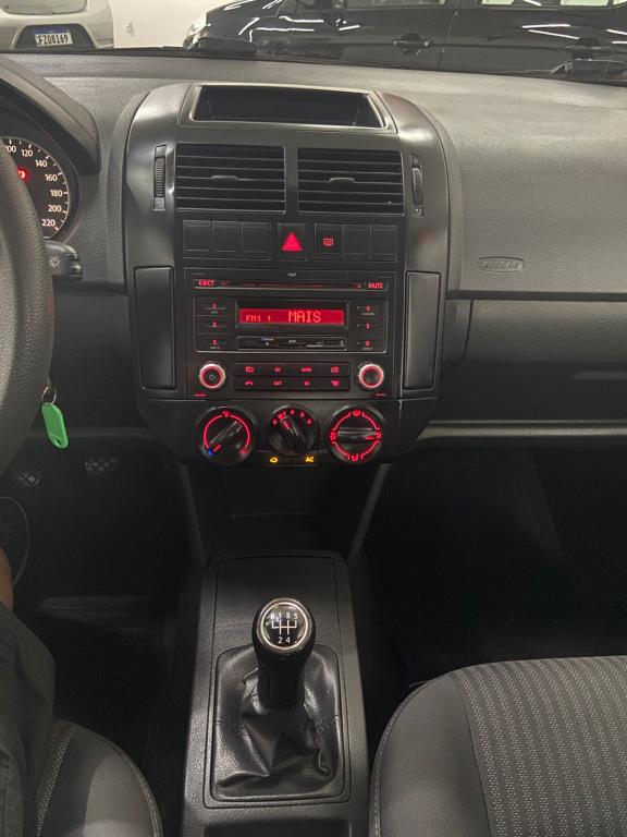 VOLKSWAGEN Polo Sedan - Foto