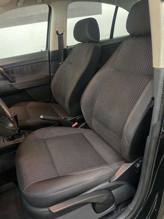 VOLKSWAGEN Polo Sedan - Foto
