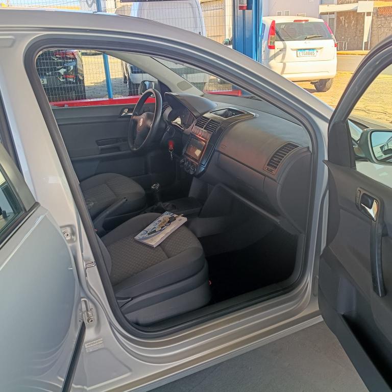 VOLKSWAGEN Polo Sedan - Foto
