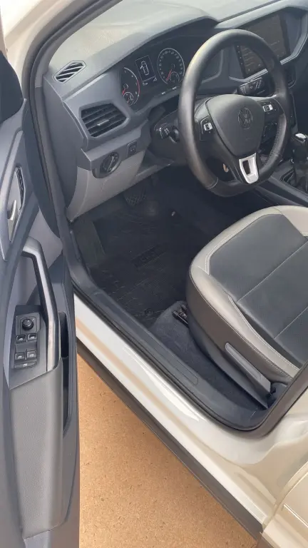 VOLKSWAGEN T-Cross - Foto