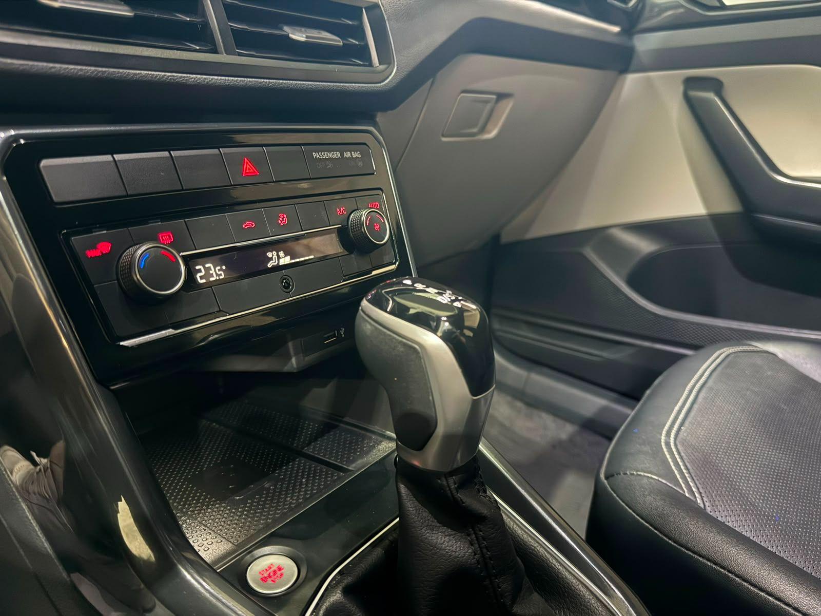 VOLKSWAGEN T-Cross - Foto