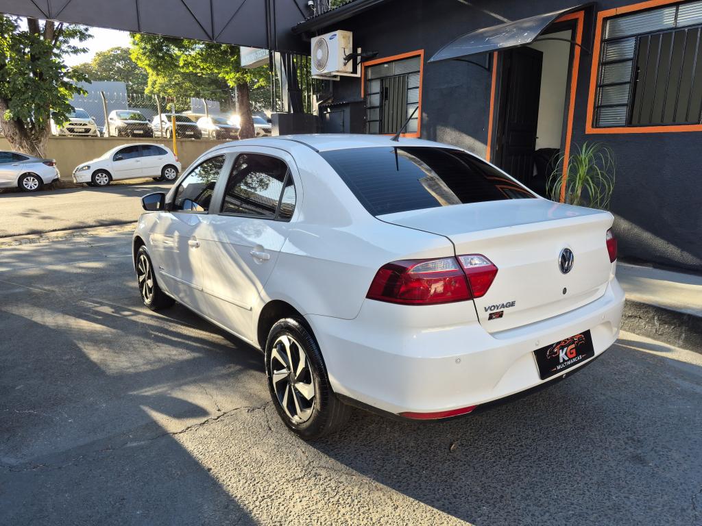 VOLKSWAGEN Voyage - Foto