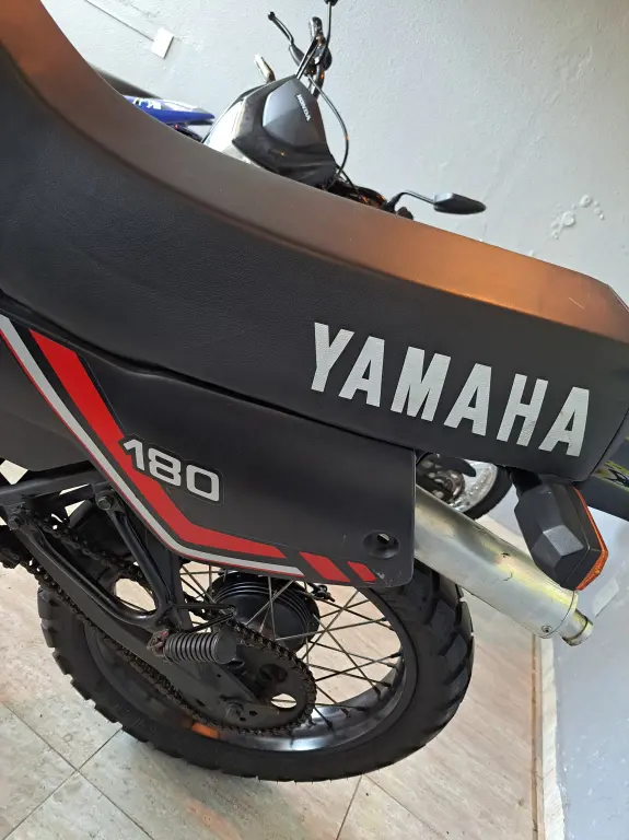 YAMAHA DT 180 - Foto