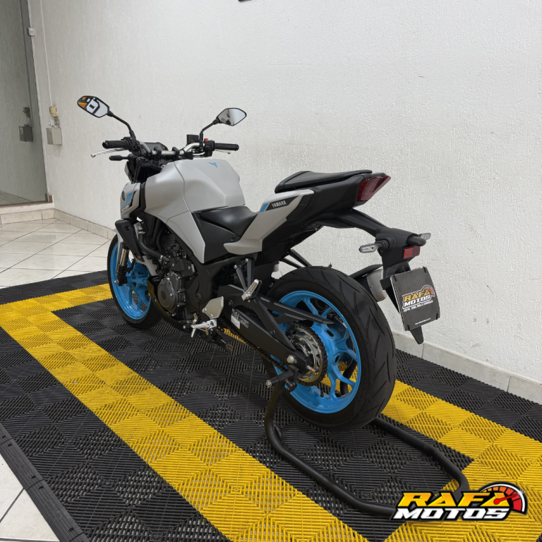 YAMAHA MT-03 300 - Foto