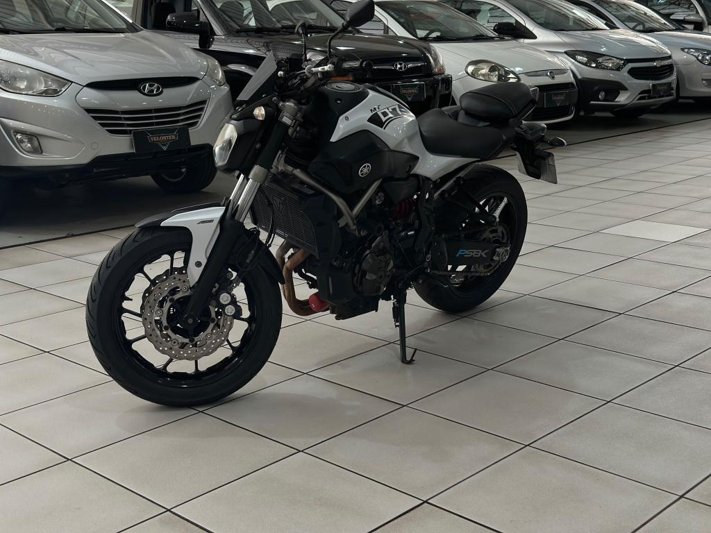 YAMAHA MT-07 700 - Foto