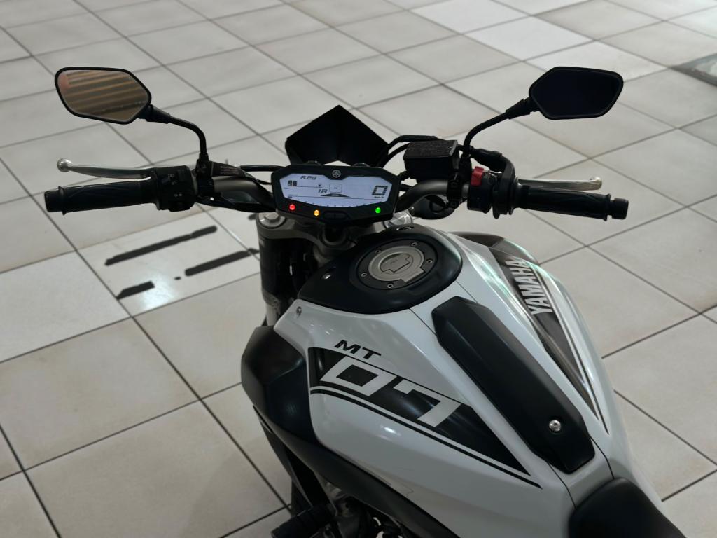 YAMAHA MT-07 700 - Foto