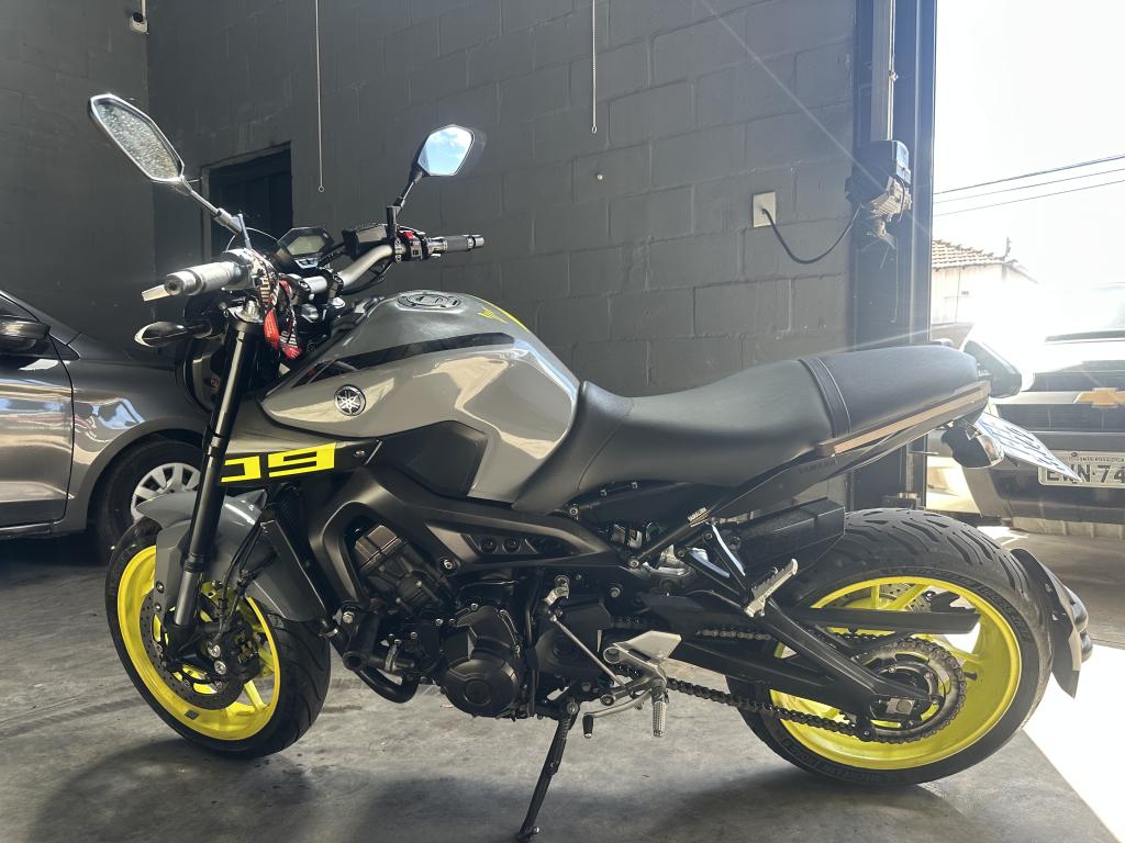 YAMAHA MT-09 850 - Foto