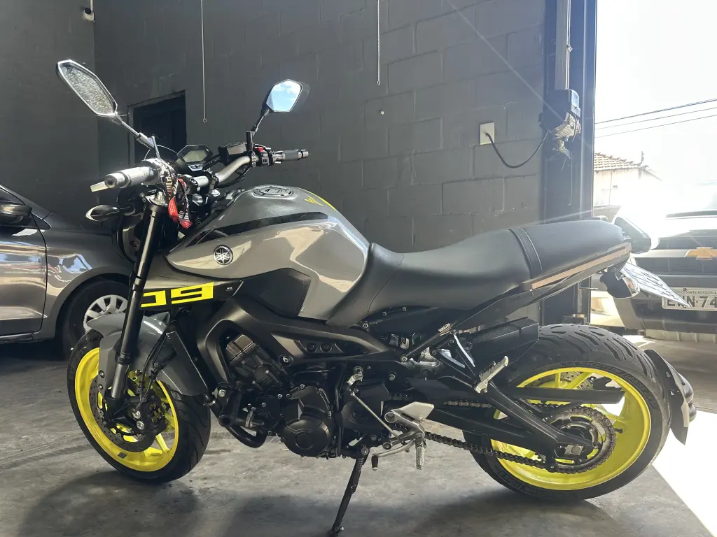 YAMAHA MT-09 850 - Foto