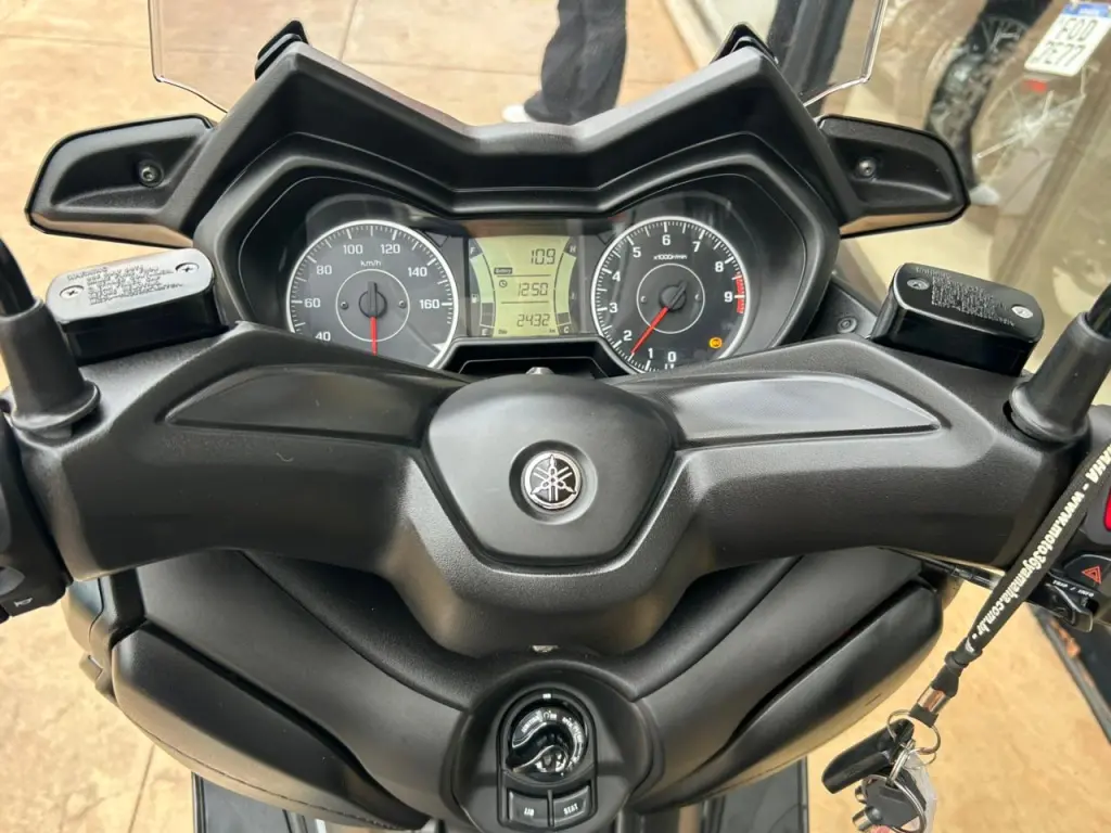 YAMAHA Xmax 250 - Foto