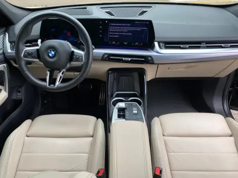 BMW X1 2.0 16V 4P FLEX SDRIVE20I M SPORT 25 ANOS TURBO AUTOMÁTICO, Foto 9 BMW X1 2.0 16V 4P FLEX SDRIVE20I M SPORT 25 ANOS TURBO AUTOMÁTICO, Foto 9