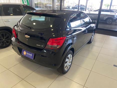 CHEVROLET Onix Hatch 1.4 4P FLEX LT, Foto 5