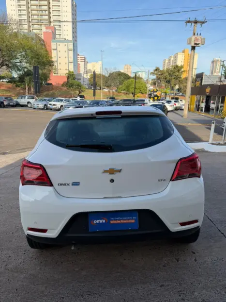 CHEVROLET Onix Hatch 1.4 4P FLEX LTZ AUTOM�TICO, Foto 8