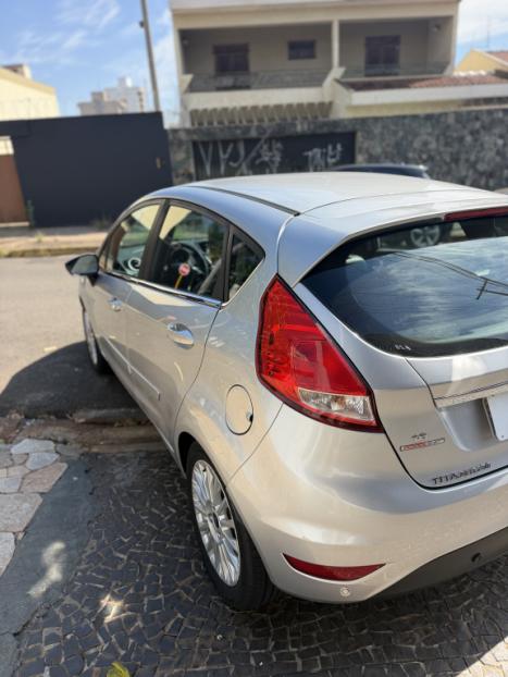 FORD Fiesta Hatch 1.6 4P FLEX TITANIUM POWERSHIFT AUTOM�TICO, Foto 9
