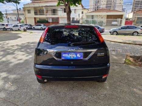 FORD Focus Hatch 2.0 16V 4P GHIA AUTOM�TICO, Foto 2