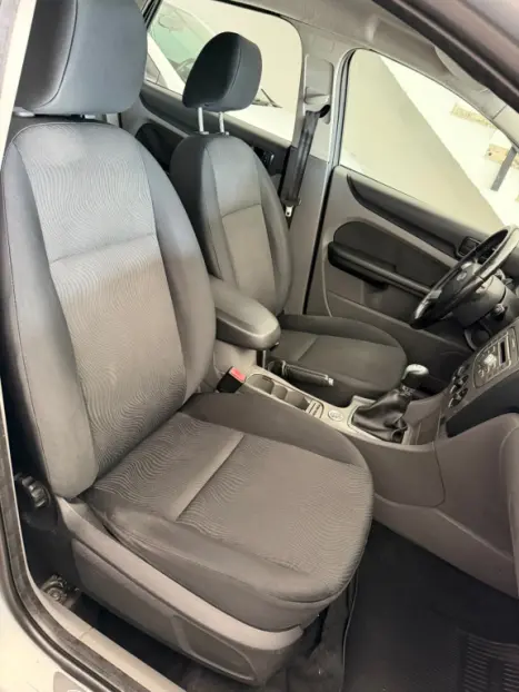 FORD Focus Sedan 2.0 16V 4P, Foto 9