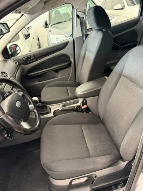 FORD Focus Sedan 2.0 16V 4P, Foto 10