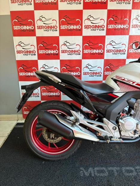 HONDA CB 250 F Twister , Foto 2