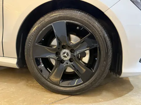 MERCEDES-BENZ CLA 180 1.6 16V 4P CGI TURBO 7G-TRONIC DCT AUTOMÁTICO, Foto 4 MERCEDES-BENZ CLA 180 1.6 16V 4P CGI TURBO 7G-TRONIC DCT AUTOMÁTICO, Foto 4