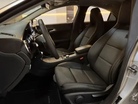 MERCEDES-BENZ CLA 180 1.6 16V 4P CGI TURBO 7G-TRONIC DCT AUTOMÁTICO, Foto 10 MERCEDES-BENZ CLA 180 1.6 16V 4P CGI TURBO 7G-TRONIC DCT AUTOMÁTICO, Foto 10