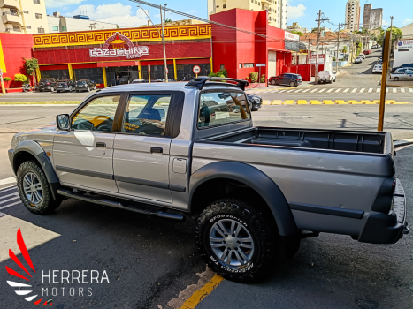 MITSUBISHI L 200 Outdoor 2.5 HPE 4X4 CABINE DUPLA TURBO DIESEL INTERCOOLER AUTOM�TICO, Foto 4
