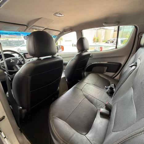MITSUBISHI L 200 Triton 3.5 V6 HPE 4X4 FLEX CABINE DUPLA AUTOM�TICO, Foto 10