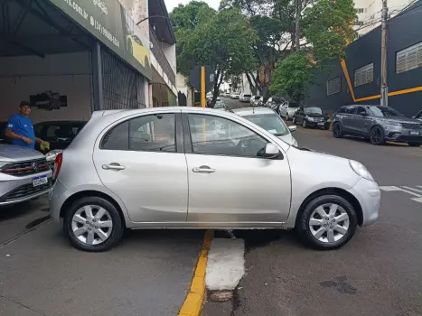NISSAN March 1.0 16V 4P SV FLEX, Foto 4