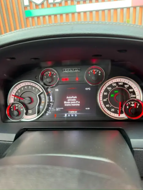 RAM 1500 5.7 V8 CLASSIC LARAMIE CABINE DUPLA 4X4 AUTOM�TICO, Foto 20