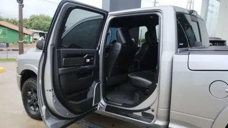 RAM 3500 6.7 I6 LARAMIE NIGHT EDITION CABINE DUPLA 4X4 TURBO DIESEL AUTOMTICO, Foto 6