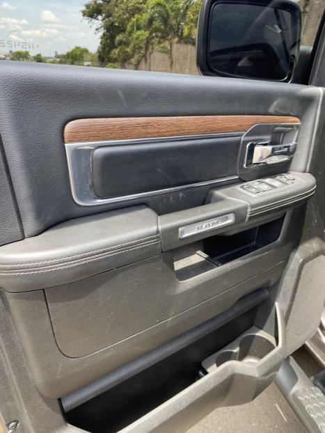 RAM Classic 5.7 V8 32V 4P HEMI LARAMIE NIGHT EDITION AUTOMTICO, Foto 12