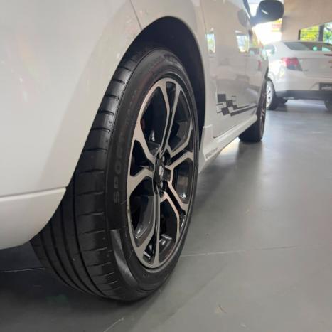 RENAULT Sandero 2.0 16V 4P RS RACING SPIRIT FLEX, Foto 13