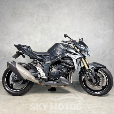 SUZUKI GSR 750 , Foto 1
