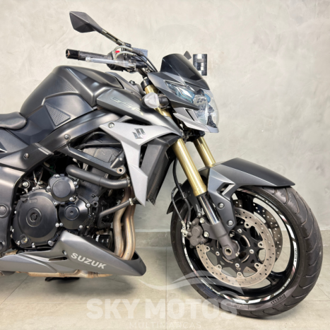 SUZUKI GSR 750 , Foto 3