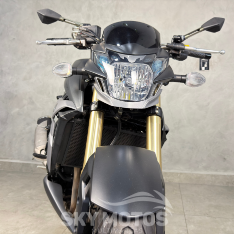 SUZUKI GSR 750 , Foto 5