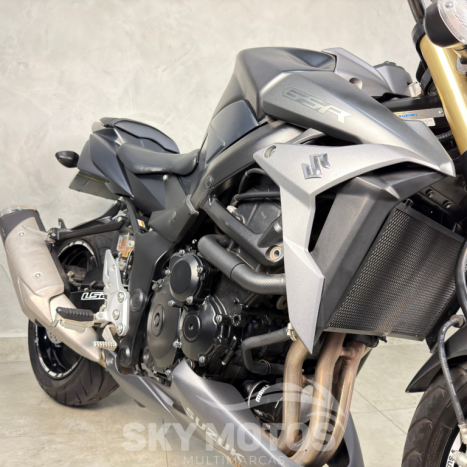SUZUKI GSR 750 , Foto 6