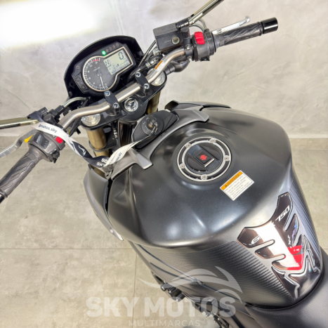 SUZUKI GSR 750 , Foto 10