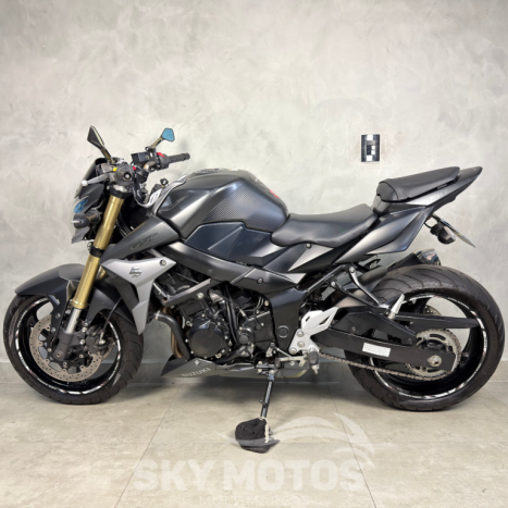 SUZUKI GSR 750 , Foto 11