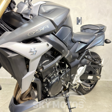 SUZUKI GSR 750 , Foto 15