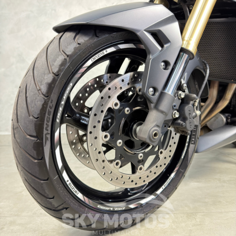 SUZUKI GSR 750 , Foto 16