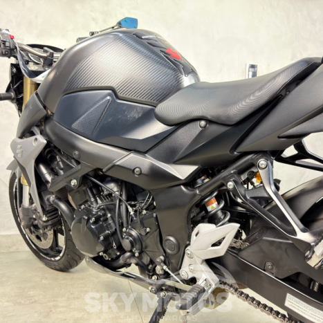 SUZUKI GSR 750 , Foto 18