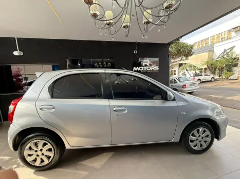 TOYOTA Etios Hatch 1.3 16V 4P FLEX XS, Foto 2