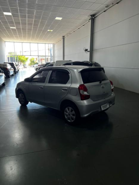 TOYOTA Etios Hatch 1.3 16V 4P FLEX X, Foto 4