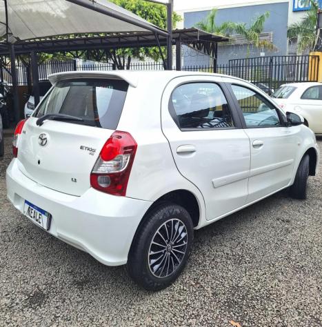 TOYOTA Etios Hatch 1.3 16V 4P FLEX X AUTOM�TICO, Foto 3