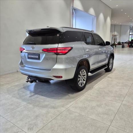 TOYOTA Hilux Caminhonete 2.8 16V SRX 4X4 TURBO DIESEL CABINE DUPLA AUTOM�TICO, Foto 4