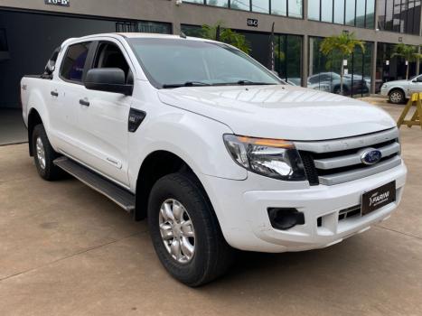 TOYOTA Hilux Caminhonete 2.4 4P 4X4 DIESEL CABINE DUPLA, Foto 1