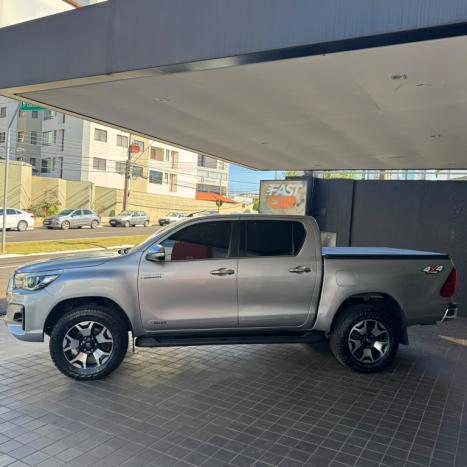 TOYOTA Hilux Caminhonete 2.8 16V SRX 4X4 DIESEL CABINE DUPLA AUTOM�TICO, Foto 4