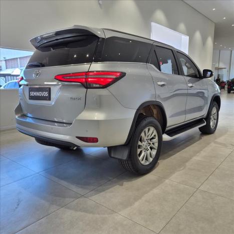 TOYOTA Hilux Caminhonete 2.8 16V SRX 4X4 TURBO DIESEL CABINE DUPLA AUTOM�TICO, Foto 4
