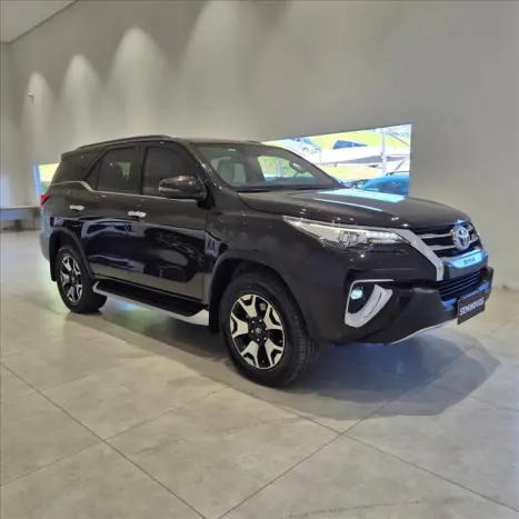 TOYOTA Hilux Caminhonete 2.8 4P 4X4 DIESEL CABINE DUPLA, Foto 1