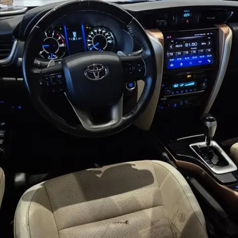 TOYOTA Hilux Caminhonete 2.8 4P 4X4 DIESEL CABINE DUPLA, Foto 13